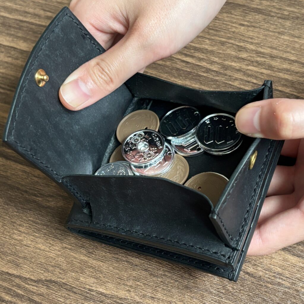 外付け小銭入れ 二つ折り財布 小銭入れに小銭を入れる