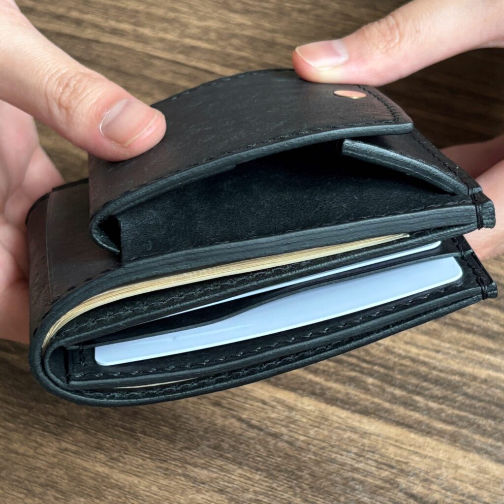 外付け小銭入れ 二つ折り財布 小銭とカードとお札を入れて閉じる