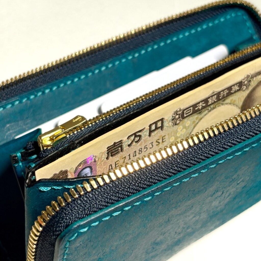 コンパクトラウンドファスナー財布girottoの開いた様子